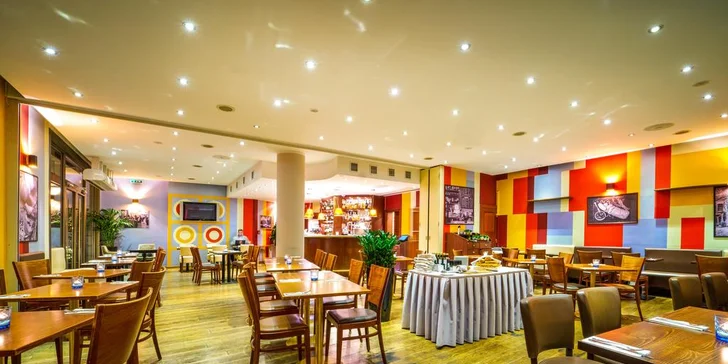 Restaurace je v mexickém stylu a nabízí české i mexické speciality.