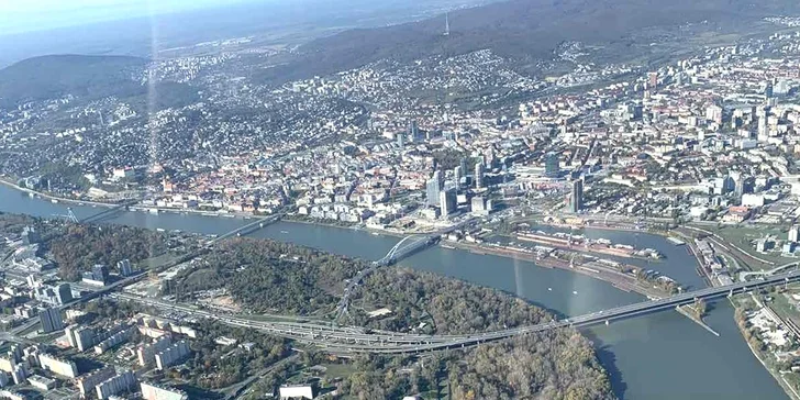 Preleťte sa ponad Bratislavu aj Malé Karpaty a zažite nádherné výhľady na mesto i okolie