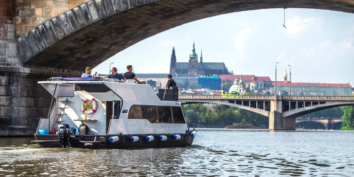 Na palubě budete jen vy a profi kapitán (na fotce YachtBoat ONE). 
