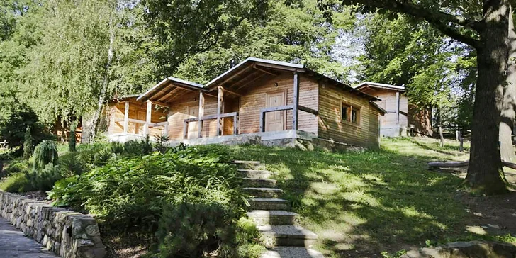 Jarní prázdniny pro rodiny i romantika ve 2 ve srubových chatkách Bunč