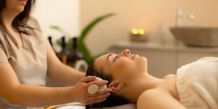 Head Spa premení bežné umývanie vlasov na hlboký relaxačný zážitok.

