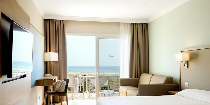 Bydlet budete v moderním hotelu nedaleko pláže.