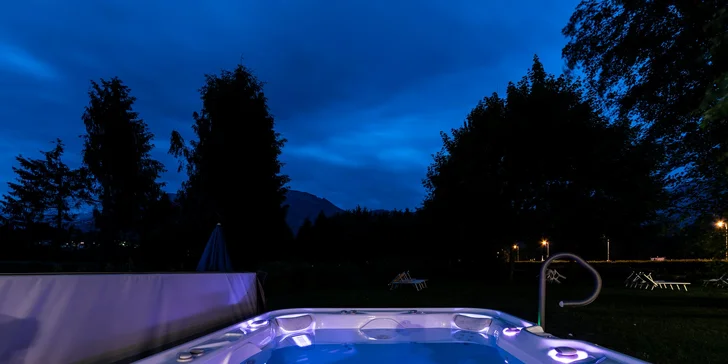 Hydromasážna vaňa pod holým nebom sa vám bude páčiť.