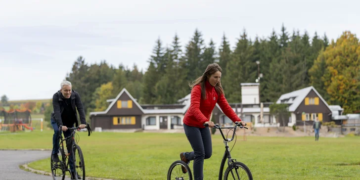 V okolí je spousta tras pro cyklisty i pěší turisty.