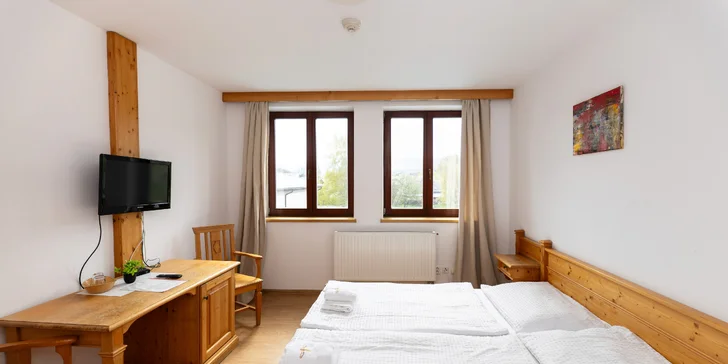 Ubytujete sa v príjemne zariadených izbách alebo apartmánoch.
