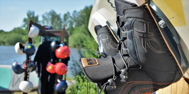 Na wakeboardovém prkně se vyřádí jak dospělí, tak děti od 6 let.