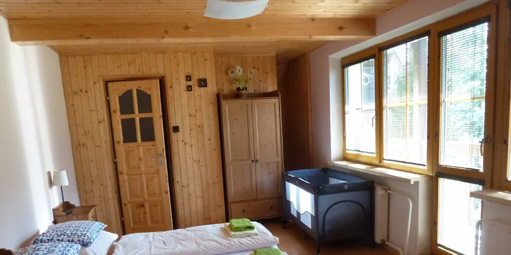 Kapacita penziónu je 13 postelí (1 × 2-posteľová izba, 1 × 3-posteľová izba, 1 × 4-posteľová izba a 4-posteľový apartmán).