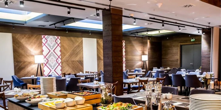 Ráno se v elegantní restauraci posilníte snídaní, kde nebude chybět kvalitní pečivo, výborné sýry (včetně horských) a tradiční zavařeniny. 