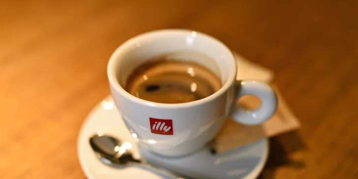 Připraví vám espresso nebo espresso lungo. 