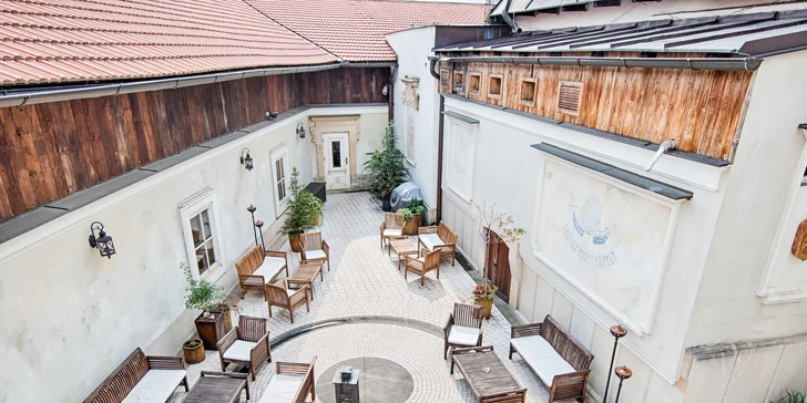 Hotel stojí přímo na štramberském náměstí. 