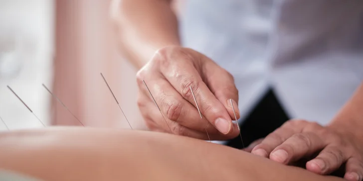 Terapia zasahuje hĺbkové svalové štruktúry, kam sa bežná masáž nedostane.