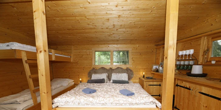 Domčeky sú celé z dreva a majú veľkú manželskú posteľ a poschodovú posteľ. (Treehouse Manka)