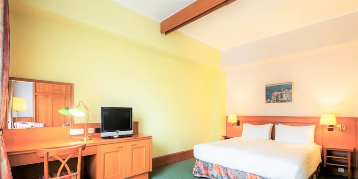 V nabídce je ubytování v několika typech pokojů i v apartmá Tower Suite (na fotce pokoj Standard). 