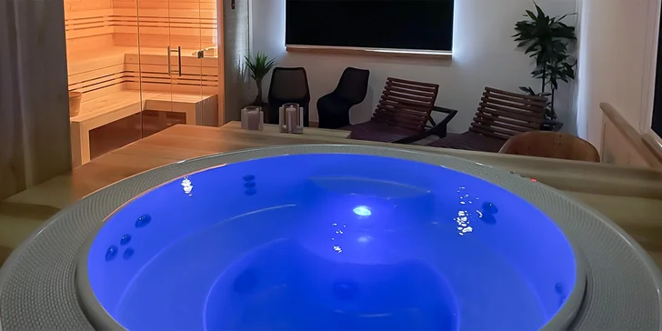 Po příchodu vás přivítá bublající vířivka a horká sauna.