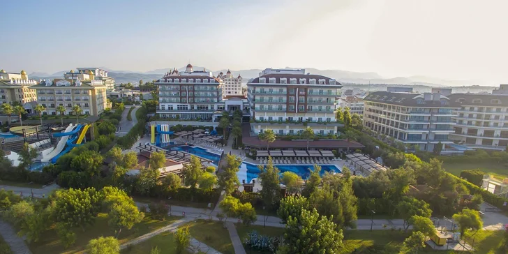 Hned u hotelu je písečná pláž. 