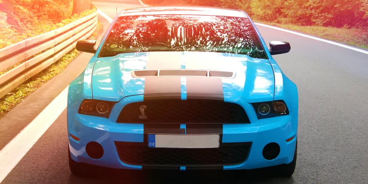 Pod kapotou Mustanga bije jako ocelové srdce kyborga pětili­trový motor V8 s výkonem 420 koní a s točivým momentem 530 Nm.
