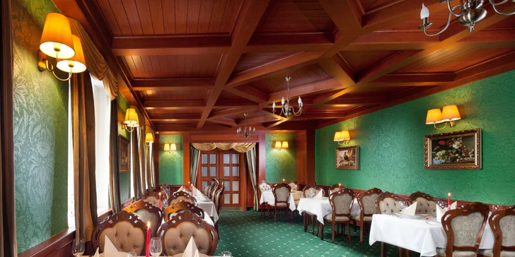 Interiér hotelu je secesní.