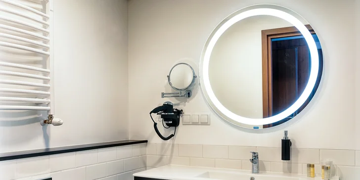 Izby disponujú vlastnou kúpeľňou s toaletou, televízorom a Wi‑Fi pripojením.