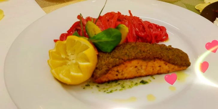 Milá obsluha vám přinese skvost večera – steak z lososa s parmazánovou krustou a s italskými těstovinami.