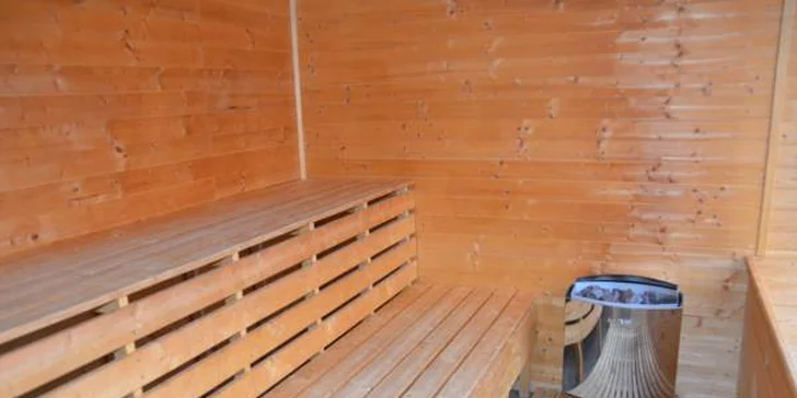 Odpočívat budete v krásném střešním wellness, z kterého je výhled nejen na město, ale i na zámek Konopiště.