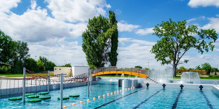 V letných mesiacoch sa môžete v Aquaparku Trnava tešiť aj na vonkajšie kúpalisko s atrakciami pre celú rodinu.