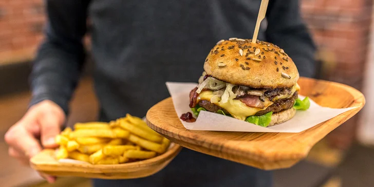 Kráľ všetkých burgerov! Divinový burger a hranolčeky v Sherwood Grill & Bare!