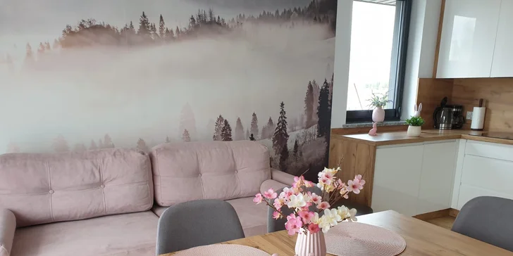 Apartmán až pro 6 osob má další samostatnou ložnici. Potěší vás i vlastní terasou s výhledem do hor. 
