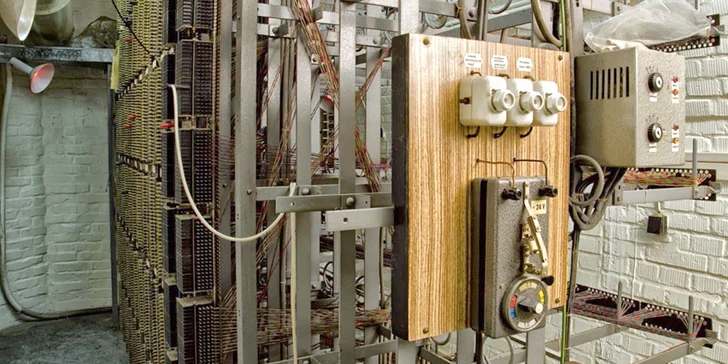 Během 60–90min. večerní exkurze nahlédnete třeba do nouzové telefonní ústředny i do technického zázemí.