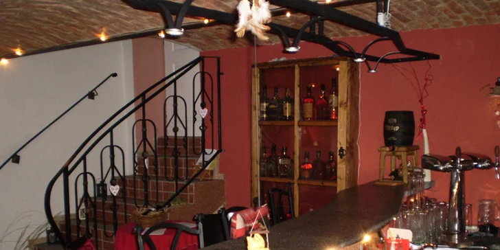 Sklípek se může pyšnit také kvalitní nabídkou cca 30 druhů whisky.