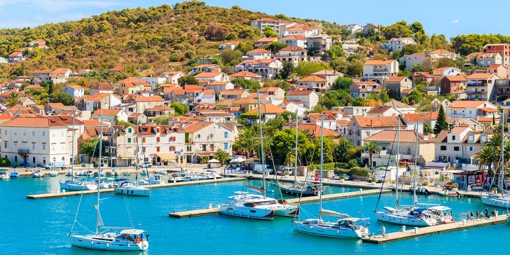 Navštívíte také města Trogir (UNESCO) - přístav a velmi pěkné starobylé město, jehož historické jádro leží na ostrůvku mezi pevninou a ostrovem Čiovo.