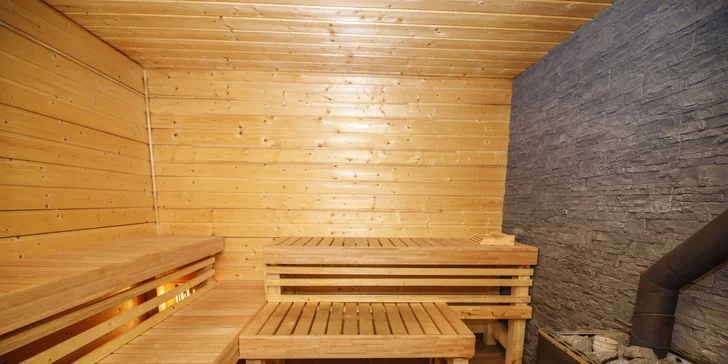 Zbudovaná je tu sauna, nahřívané koupací sudy, ochlazovací přírodní biotopové jezírko.