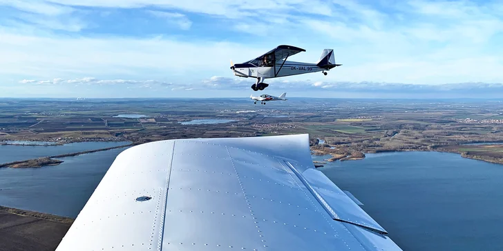 Zkušený pilot vám nejprve vysvětlí vše o letadle a létání a projdete si spolu průběh letu. 