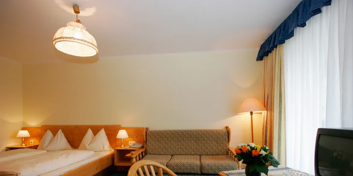 Ubytujete se ve dvou- nebo třílůžkovém pokoji s TV, telefonem a Wi-Fi. Součástí je vlastní koupelna. 