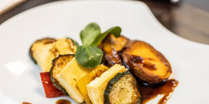 Špíz z marinovaného tofu, papriky a cukety, teriyaki omáčka, grilované bataty