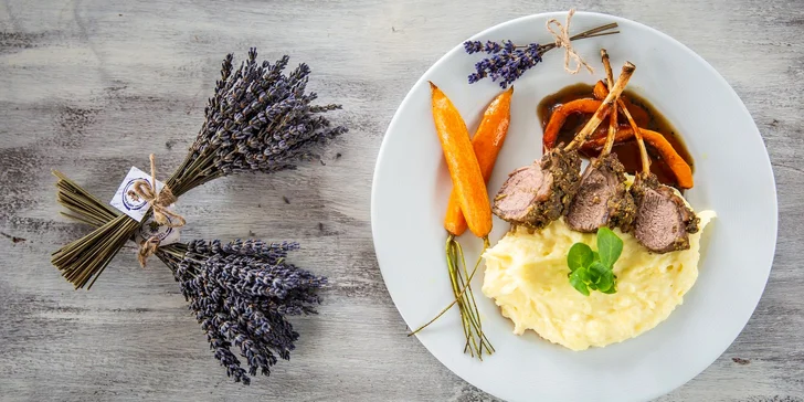 Levandulové menu pro 2: kanapky, jehněčí hřebínek nebo telecí líčka a dezert