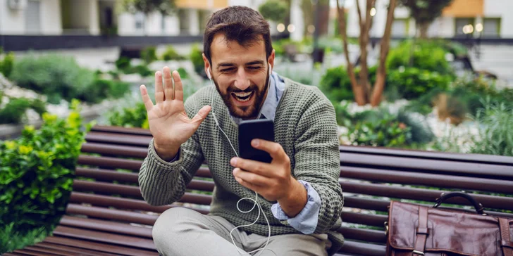 Kurzy probíhají online, potřebujete jen mobilní telefon nebo počítač s webkamerou. 