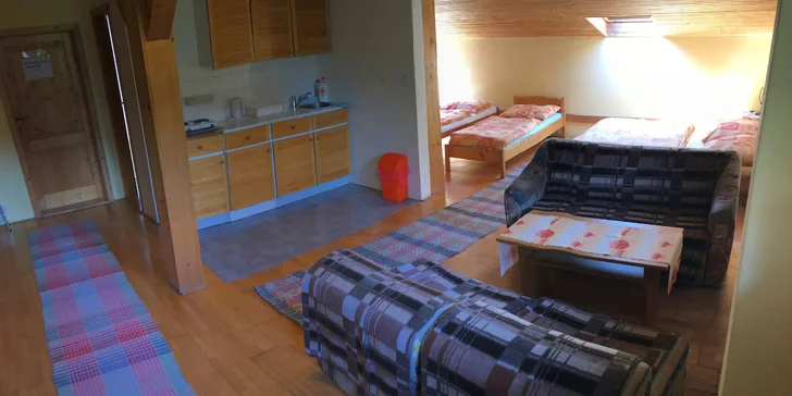 Rodinný pokoj včetně kuchyňky: lednice, mikrovlnná trouba, plotýnka, rychlovarná konvice a vybavení.