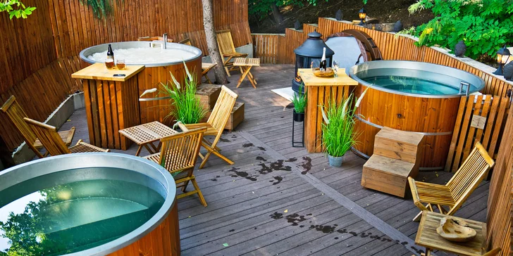 VIP lesní wellness pro 2–4 os.: kádě s termální vodou, finská a parní sauna, sekt či pivo a večeře