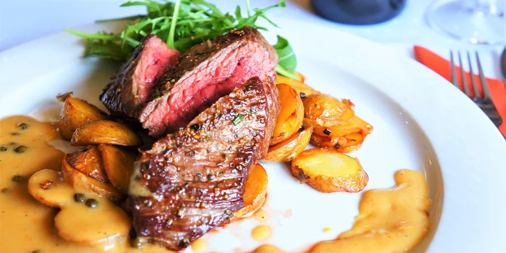 Jako hlavní chod dostanete flank steak z vyzrálého hovězího masa s pepřovou omáčkou a pečenými plátky grenaille brambor.