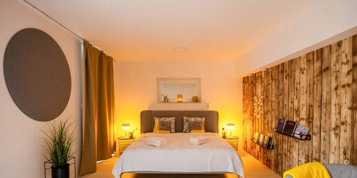 Apartmán o rozloze 274 m² nabízí stylové prostředí s manželskou postelí, dvěma koupelnami, relaxační místností s krbem i moderní kuchyní. 