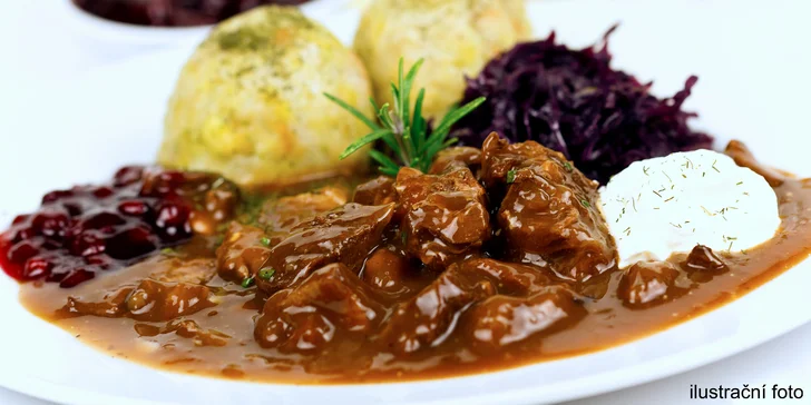 Zvěřinový hlavní chod pro dva: jelení gulášek a steak z kančího hřbetu