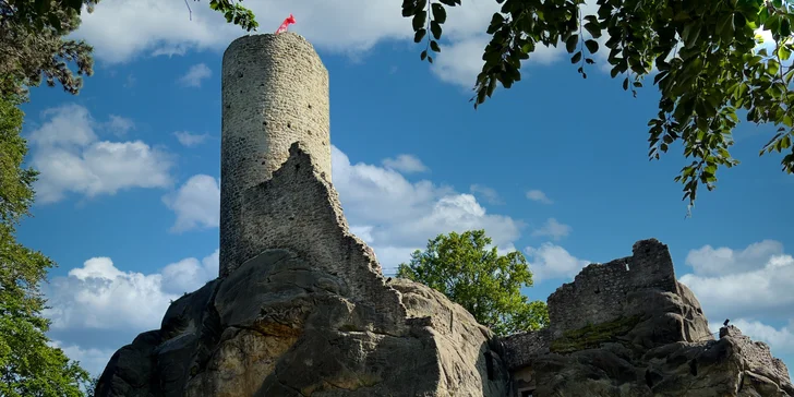 Čeká vás příjemný sjezd k romantické zřícenině hradu Frýdštejn, kde se natáčela pohádka O princezně Jasněnce a létajícím ševci. 