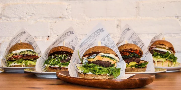 Burger si vyberete z 9 variant – na výběr máte 4 masové, 2 vegetariánské a 3 veganské burgery.