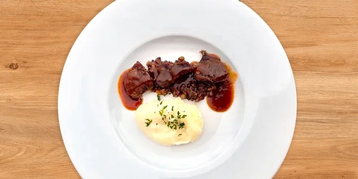 Hlavní chody budou dva. Tím prvním jsou vepřová líčka na medu a zázvoru, druhým pak hovězí miniburger se slaninou.
