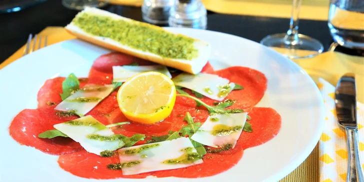 Restauraci najdete v centru Brna přímo na Zelném trhu a hostinu začnete tenkými plátky hovězí svíčkové s hoblinkami sýru Grana padano a bazalkovým pestem. 