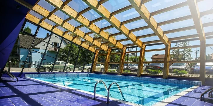 V hotelovém wellness najdete bazén, vířivku a saunu.