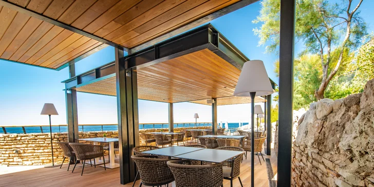 Pre milovníkov romantiky je tu Yacht Bar & Restaurant situovaný priamo na pláži.