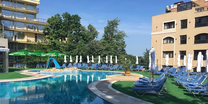 V hotelu Holiday Park můžete strávit až dva týdny plné koupání, odpočinku a dobrého jídla. 