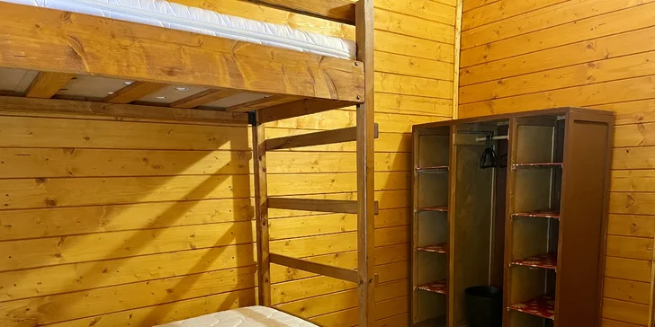 Spaní je možné ve spacáku nebo vlastních lůžkovinách (v chatce jsou k dispozici pouze prostěradla). 