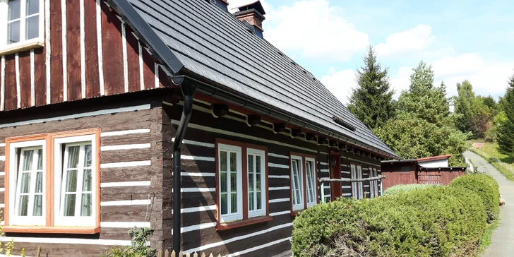 Roubenku najdete v obci Rudník (okres Trutnov), jen 6 km od Janských Lázní, kam můžete vyrazit na Stezku v korunách stromů.